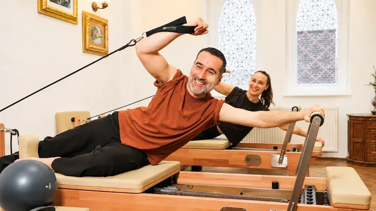 Clasă de Pilates Reformer în grup mic